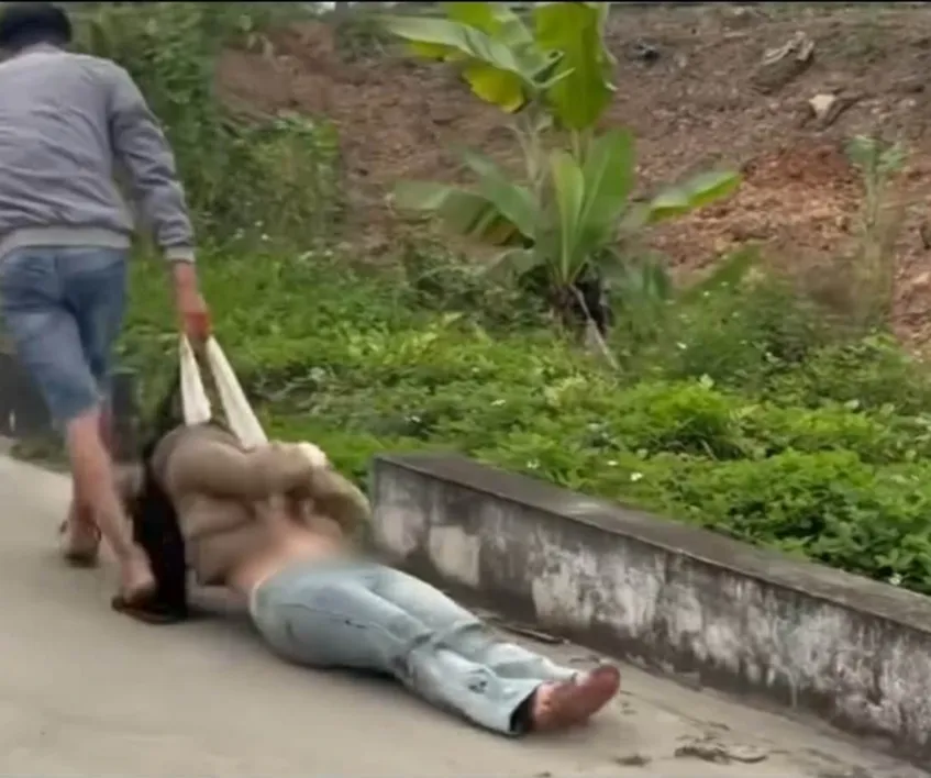 Khởi tố nam thanh ni&ecirc;n h&agrave;nh hung, k&eacute;o l&ecirc; bạn g&aacute;i tr&ecirc;n đường ở Hải Ph&ograve;ng- Ảnh 2.