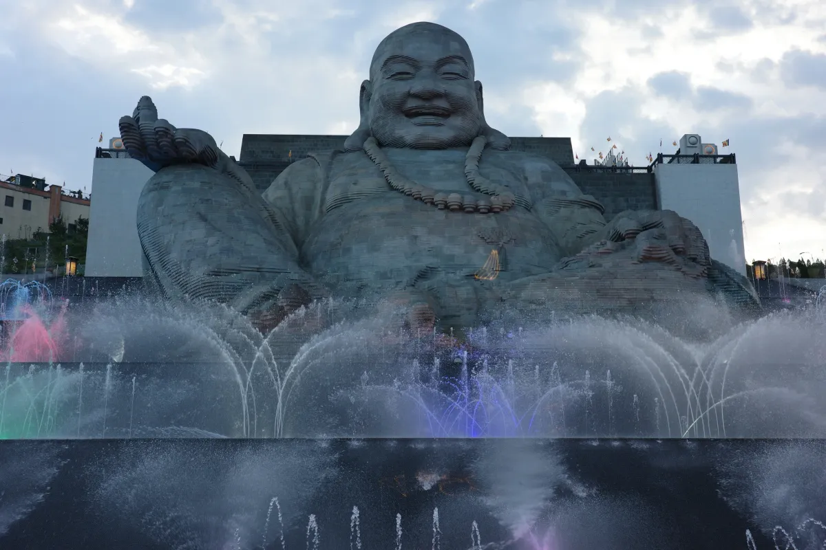 B&iacute; ẩn đường hầm b&ecirc;n trong t&ocirc;n tượng Bồ T&aacute;t Di Lặc tr&ecirc;n đỉnh N&uacute;i B&agrave; Đen- Ảnh 1.