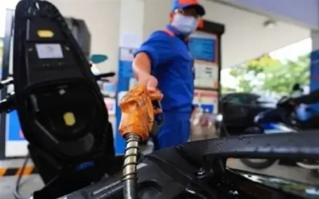 Gi&aacute; xăng RON95 tăng trở lại từ 22h ng&agrave;y 12/3- Ảnh 1.