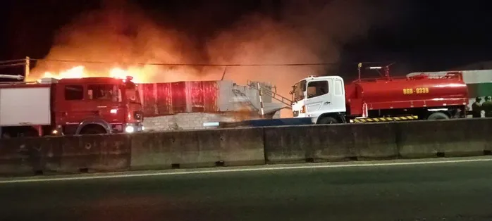 H&agrave;ng chục chiến sĩ cảnh s&aacute;t khống chế đ&aacute;m ch&aacute;y lớn tại b&atilde;i phế liệu ở L&acirc;m Đồng - Ảnh 3.