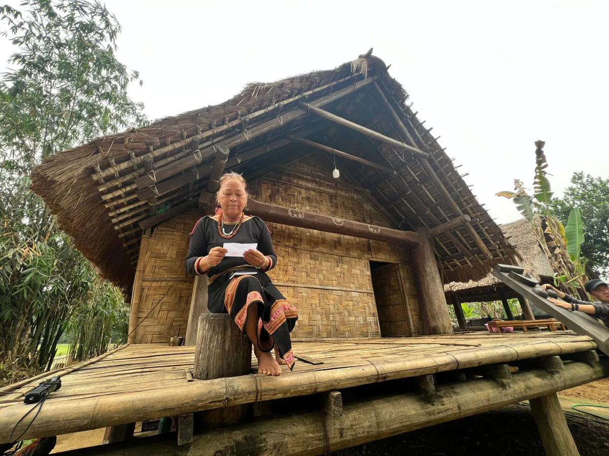 Niềm vinh dự của đồng b&agrave;o c&aacute;c d&acirc;n tộc khi cầm l&aacute; phiếu tại Thủ đ&ocirc; - Ảnh 3.