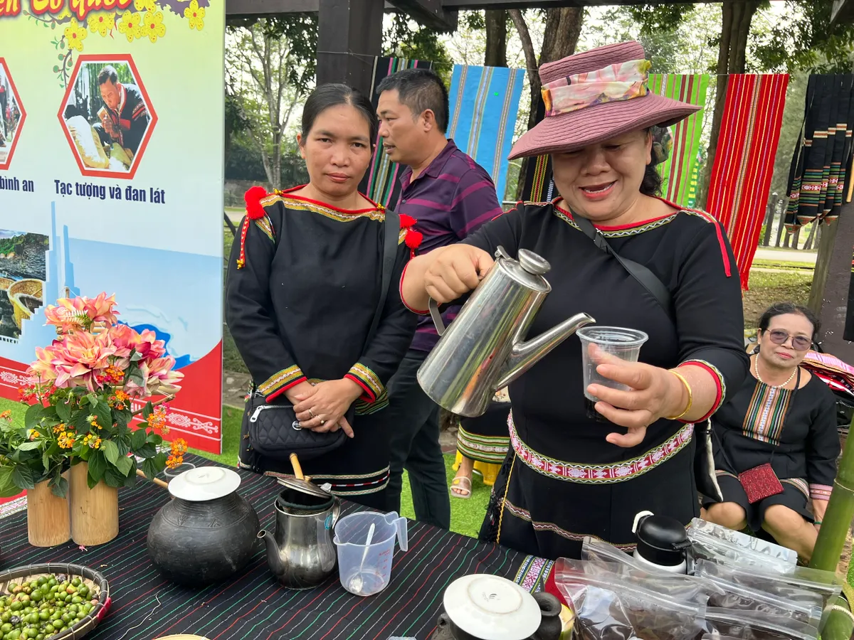 Niềm vinh dự của đồng b&agrave;o c&aacute;c d&acirc;n tộc khi cầm l&aacute; phiếu tại Thủ đ&ocirc; - Ảnh 6.