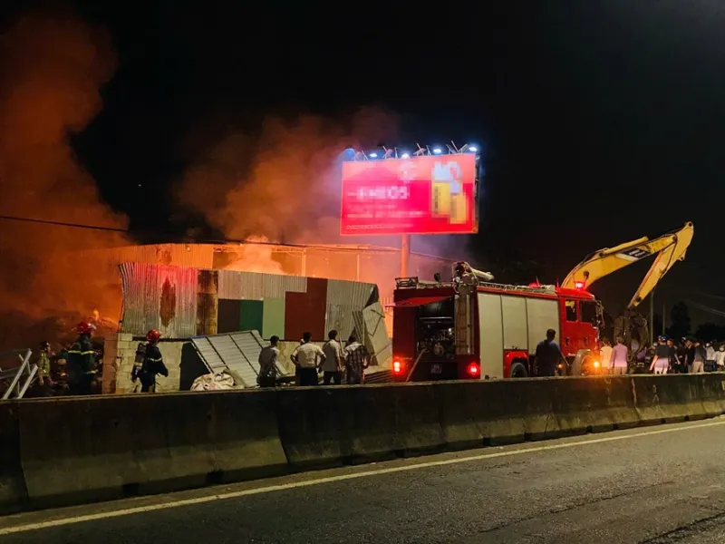 H&agrave;ng chục chiến sĩ cảnh s&aacute;t khống chế đ&aacute;m ch&aacute;y lớn tại b&atilde;i phế liệu ở L&acirc;m Đồng - Ảnh 1.