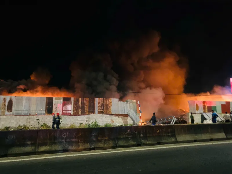 H&agrave;ng chục chiến sĩ cảnh s&aacute;t khống chế đ&aacute;m ch&aacute;y lớn tại b&atilde;i phế liệu ở L&acirc;m Đồng - Ảnh 2.