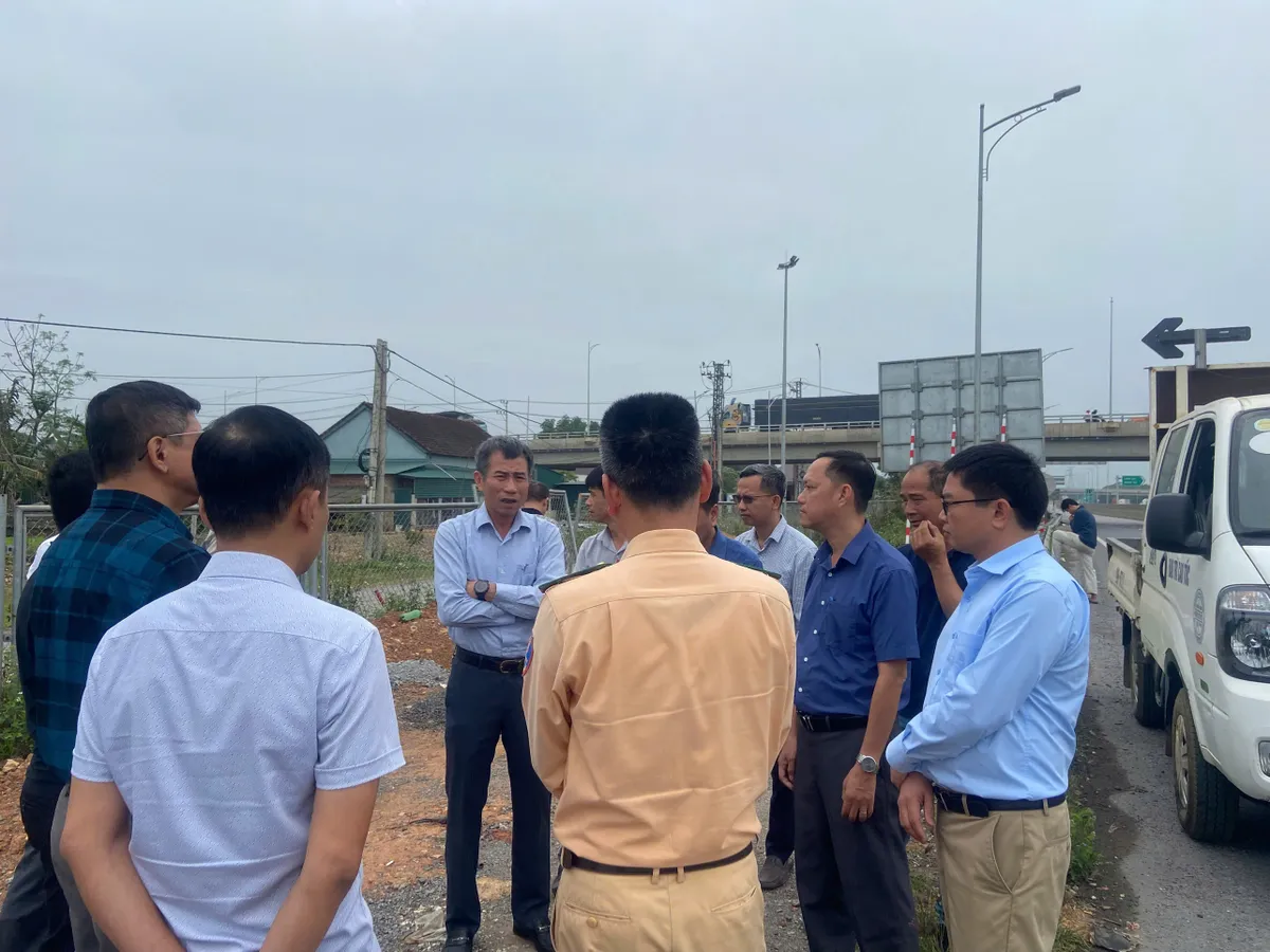 Bất hợp lý giới hạn 50km/h trên cao tốc Cam Lộ - La Sơn: Đề xuất trả lại tốc độ 80km/h - Ảnh 2.