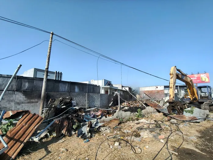 H&agrave;ng chục chiến sĩ cảnh s&aacute;t khống chế đ&aacute;m ch&aacute;y lớn tại b&atilde;i phế liệu ở L&acirc;m Đồng - Ảnh 4.