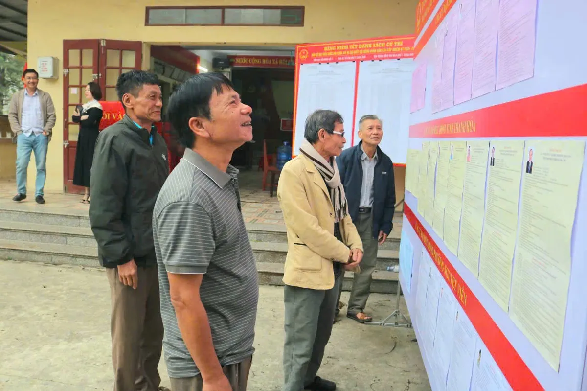 Không khí chuẩn bị bầu cử rộn ràng trên các tuyến phố phường Nguyệt Viên - Ảnh 4.