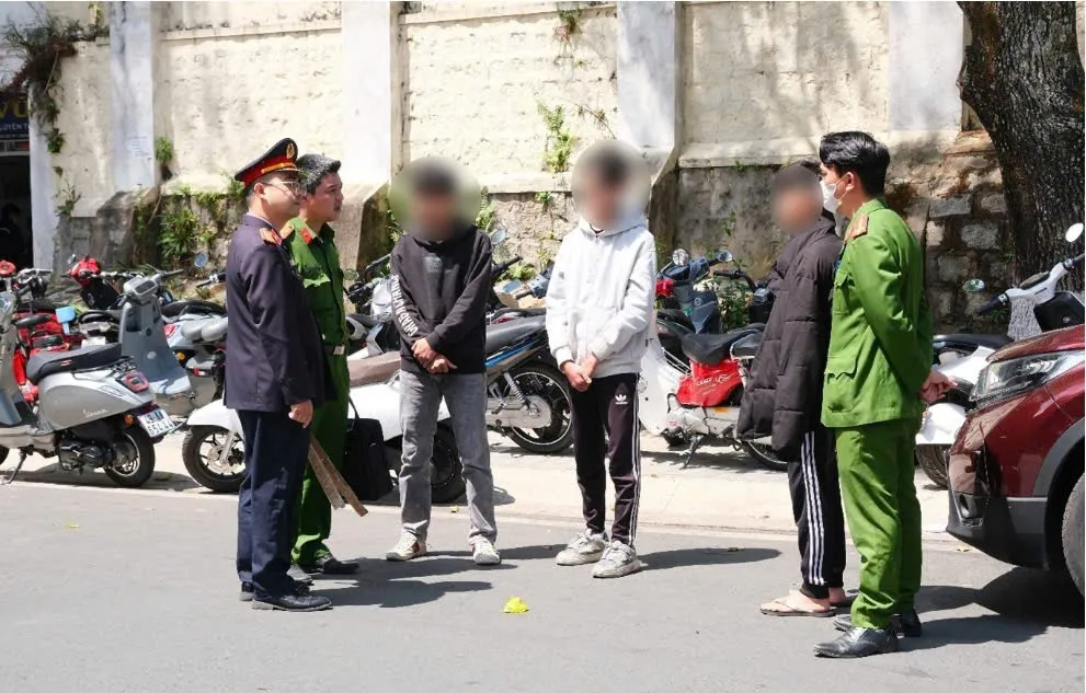 C&ocirc;ng an tỉnh L&acirc;m Đồng truy x&eacute;t, bắt giữ c&aacute;c đối tượng li&ecirc;n quan vụ việc nh&oacute;m thiếu ni&ecirc;n mang m&atilde; tấu đ&aacute;nh nhau trước cổng trường.- Ảnh 1.