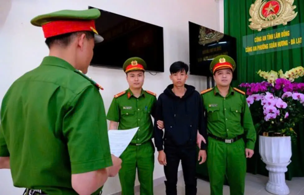 C&ocirc;ng an tỉnh L&acirc;m Đồng truy x&eacute;t, bắt giữ c&aacute;c đối tượng li&ecirc;n quan vụ việc nh&oacute;m thiếu ni&ecirc;n mang m&atilde; tấu đ&aacute;nh nhau trước cổng trường.- Ảnh 3.