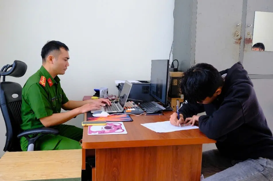 C&ocirc;ng an tỉnh L&acirc;m Đồng truy x&eacute;t, bắt giữ c&aacute;c đối tượng li&ecirc;n quan vụ việc nh&oacute;m thiếu ni&ecirc;n mang m&atilde; tấu đ&aacute;nh nhau trước cổng trường.- Ảnh 2.