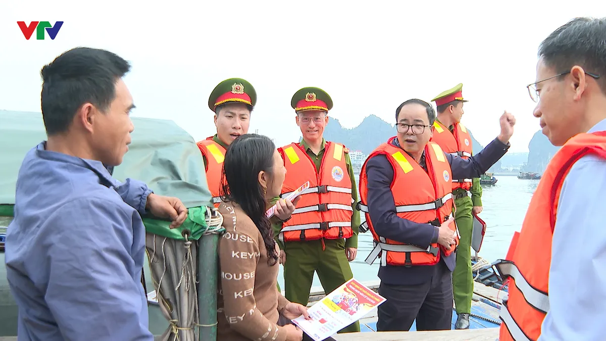 Quảng Ninh tăng cường tuy&ecirc;n truyền bầu cử cho ngư d&acirc;n - Ảnh 4.