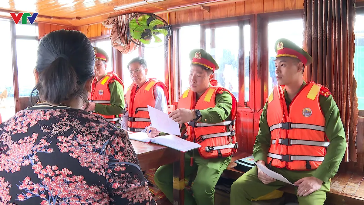 Quảng Ninh tăng cường tuy&ecirc;n truyền bầu cử cho ngư d&acirc;n - Ảnh 6.