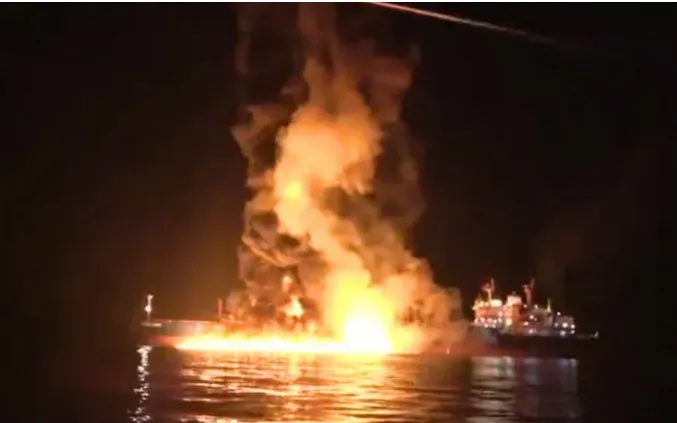 Tàu chở dầu Safesea Vishnu phát nổ và bốc cháy sau vụ tấn công bằng UAV dưới nước ở vùng biển Iraq (Ảnh: NDTV)