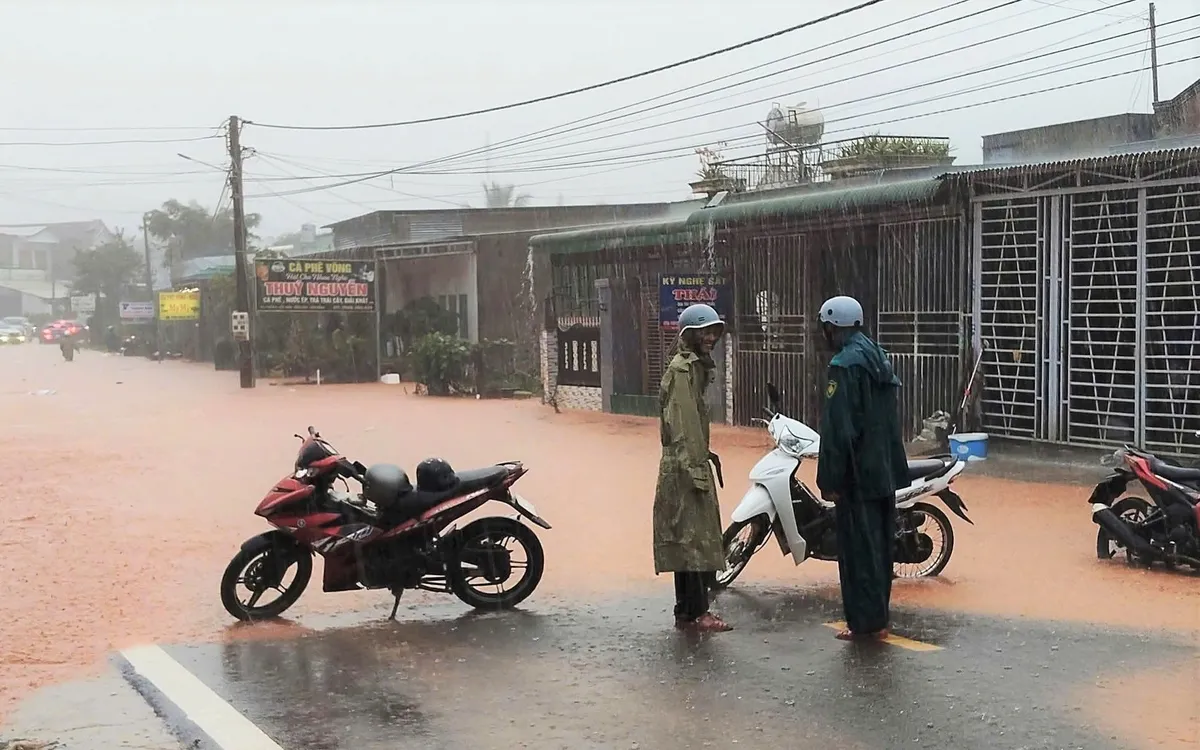 Mưa lớn khiến Quốc lộ 55 ở Lâm Đồng ngập sâu giữa mùa khô.