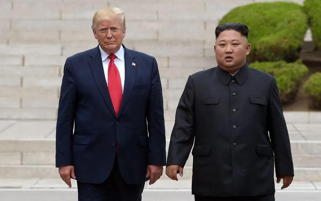 Tổng thống Donald Trump (trái) gặp nhà lãnh đạo Triều Tiên Kim Jong-un tại phía biên giới Triều Tiên, ở làng Panmunjom thuộc Khu phi quân sự, ngày 30/6/2019 (Ảnh: AP)