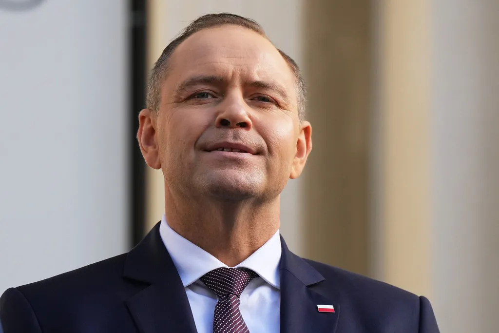 Tổng thống Ba Lan phủ quyết dự luật vay quốc ph&ograve;ng trị gi&aacute; 44 tỷ Euro của EU - Ảnh 1.