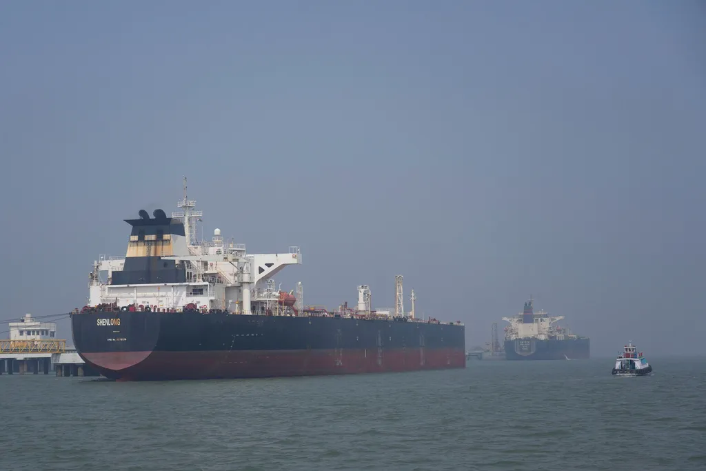 Iran cho ph&eacute;p 2 t&agrave;u chở dầu Ấn Độ đi qua eo biển Hormuz - Ảnh 1.