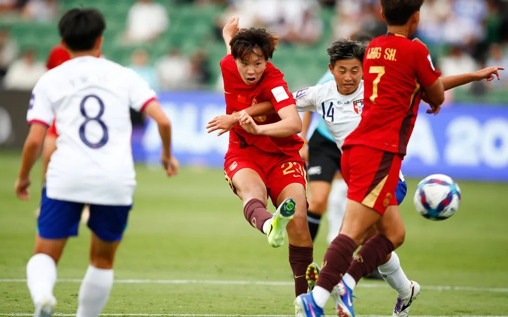 Vượt qua ĐT Đài Bắc Trung Hoa với tỷ số 2-0 trong trận tứ kết, ĐT nữ Trung Quốc là cái tên thứ hai ghi tên mình vào vòng bán kết giải châu Á, đồng thời sẽ đại diện châu lục dự World Cup 2027 (Ảnh: AP).