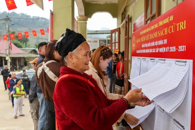 Người d&acirc;n miền n&uacute;i Nghệ An g&aacute;c việc nương rẫy, đi bầu cử sớm- Ảnh 1.