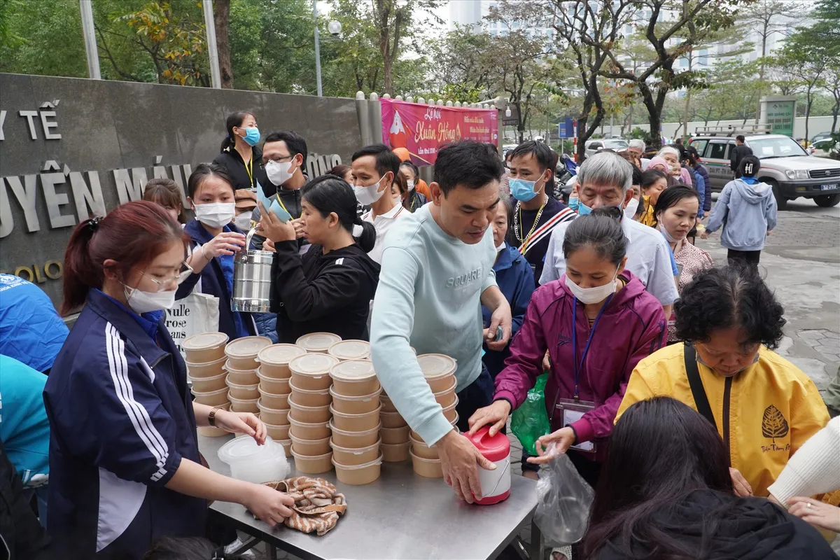 Khoảng tối sau những suất cơm từ thiện tại cổng bệnh viện- Ảnh 1.