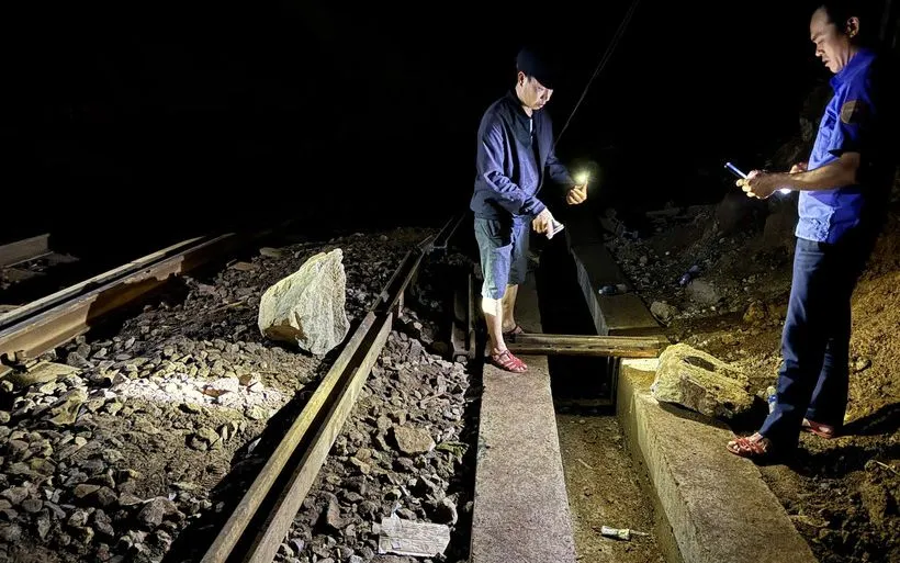 Hiện trường đá từ trên đèo Hải Vân rơi xuống ray chạy tàu khiến đường sắt phải tạm dừng tàu và chuyển tải hành khách (Ảnh: VNR)