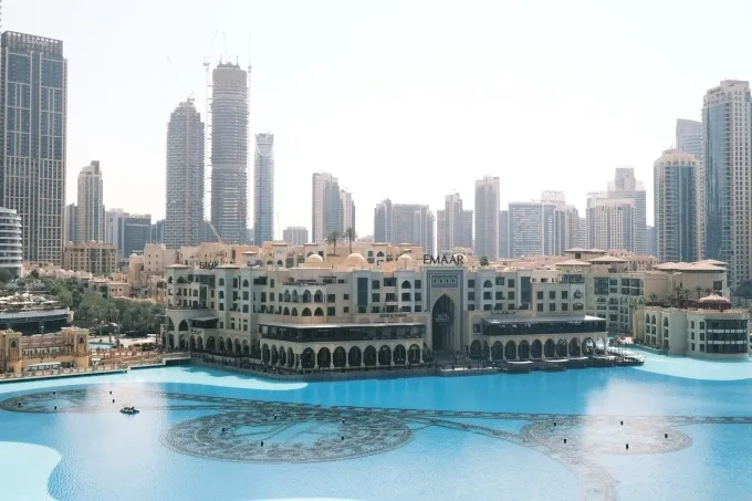 Khủng hoảng h&agrave;ng kh&ocirc;ng khiến kh&aacute;ch sạn xa xỉ ở Dubai giảm gi&aacute; mạnh chưa từng c&oacute;- Ảnh 1.