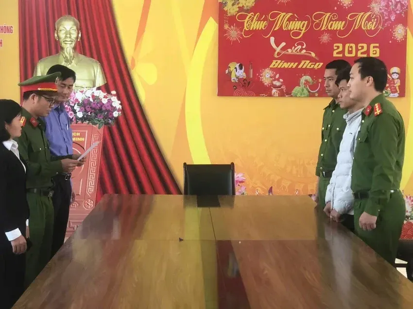 Khởi tố nam thanh niên kéo lê, hành hung bạn gái trên đường ở Hải Phòng- Ảnh 1. Khởi tố nam thanh niên kéo lê, hành hung bạn gái trên đường ở Hải Phòng- Ảnh 1.