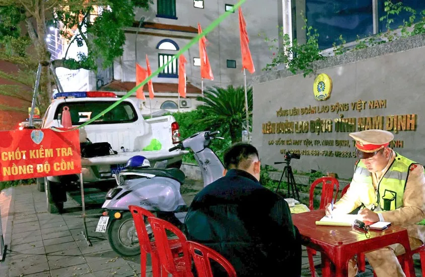 Ninh B&igrave;nh: Lực lượng CSGT giữ nhịp giao th&ocirc;ng th&ocirc;ng suốt cho "Ng&agrave;y hội non s&ocirc;ng" - Ảnh 1.