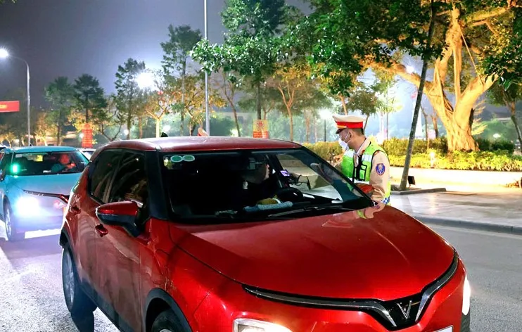 Ninh B&igrave;nh: Lực lượng CSGT giữ nhịp giao th&ocirc;ng th&ocirc;ng suốt cho "Ng&agrave;y hội non s&ocirc;ng" - Ảnh 2.