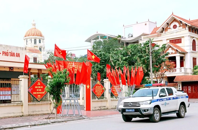 Ninh B&igrave;nh: Lực lượng CSGT giữ nhịp giao th&ocirc;ng th&ocirc;ng suốt cho "Ng&agrave;y hội non s&ocirc;ng" - Ảnh 3.