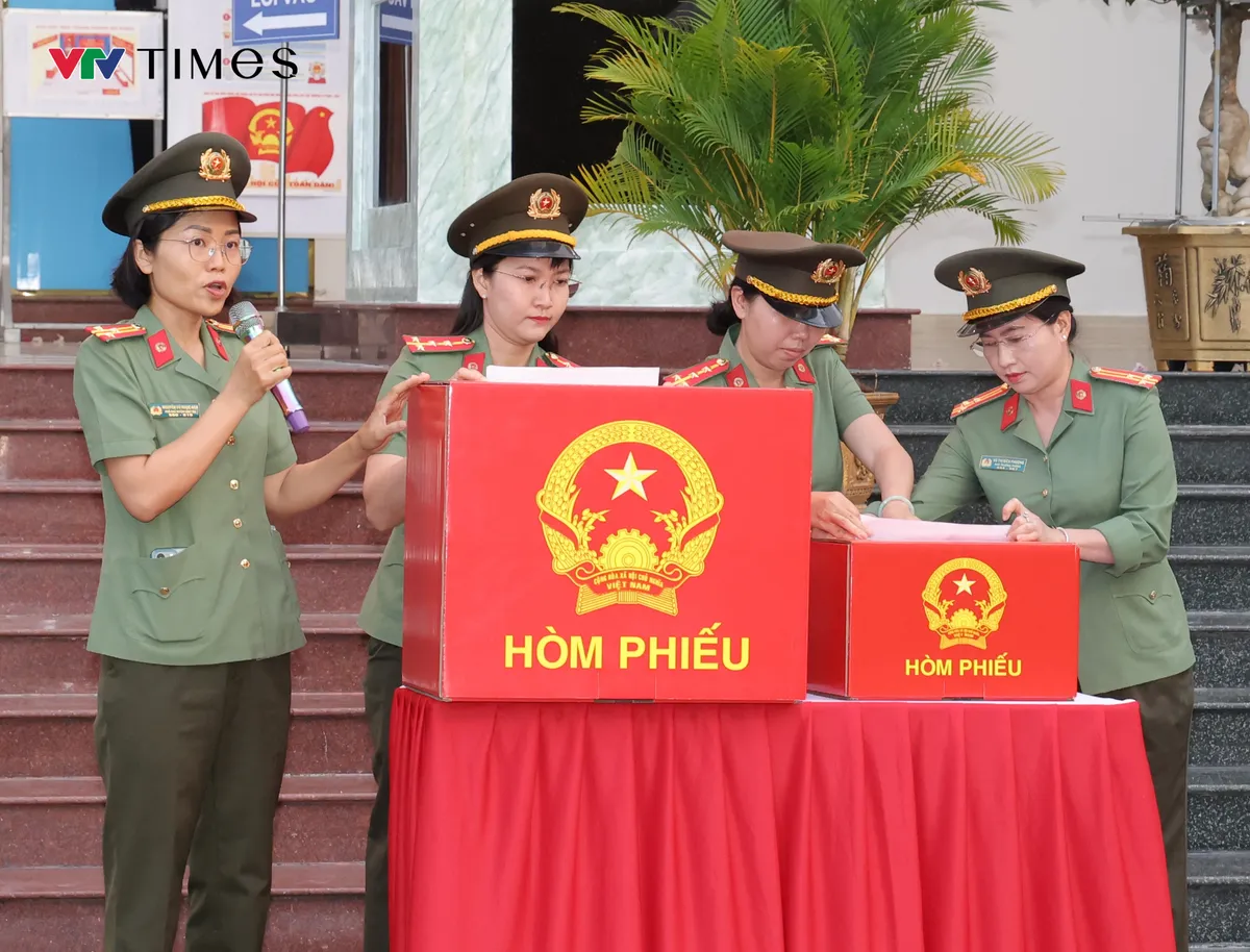 C&ocirc;ng an TP Cần Thơ v&agrave; lực lượng ANTT ở cơ sở n&ocirc; nức bầu cử sớm - Ảnh 3.
