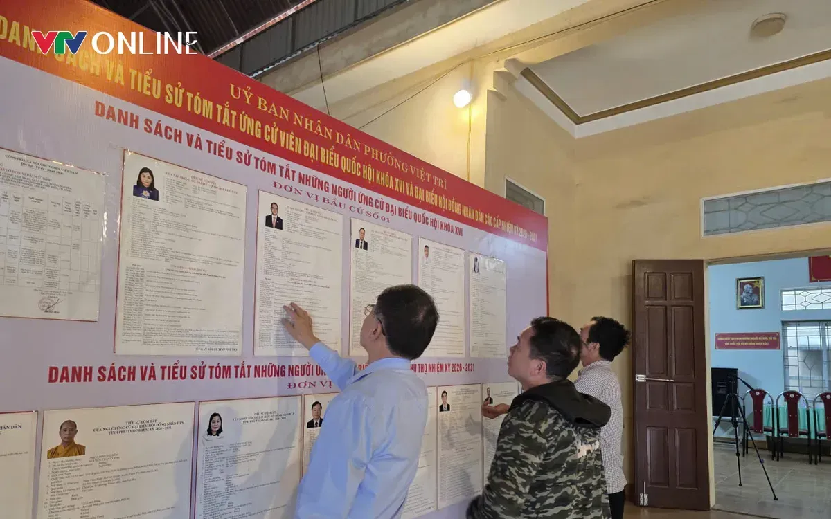 Cử tri phường Việt Trì theo dõi danh sách đại biểu ứng cử các cấp.