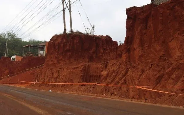 Con đường đang thi công. Ảnh: VOV