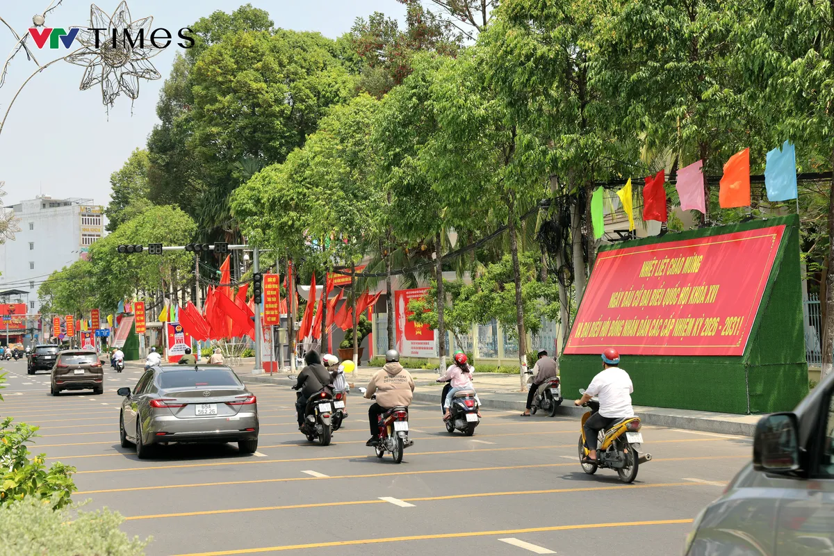 Cần Thơ rực rỡ cờ hoa, sẵn s&agrave;ng cho ng&agrave;y bầu cử 15/3 - Ảnh 1.