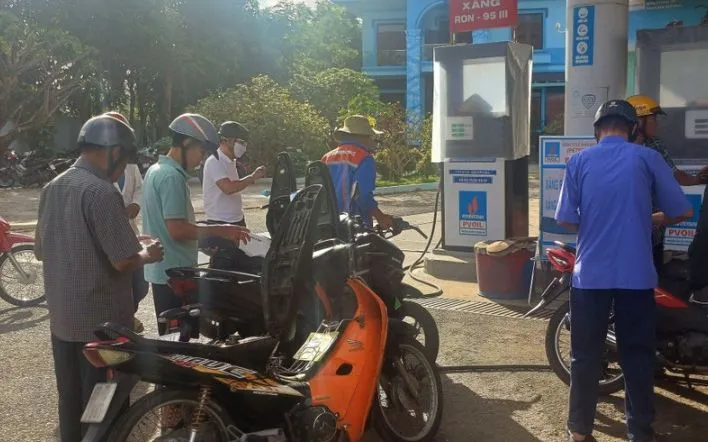 Nguồn cung xăng dầu ổn định, đảm bảo phục vụ hoạt động kinh doanh sản xuất. (Ảnh: Tuấn Phi/TTXVN)