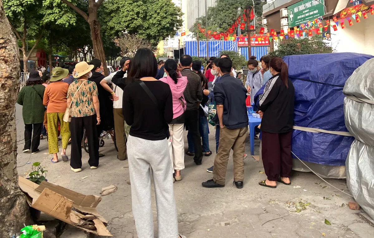 Khoảng tối sau những suất cơm từ thiện tại cổng bệnh viện- Ảnh 2.