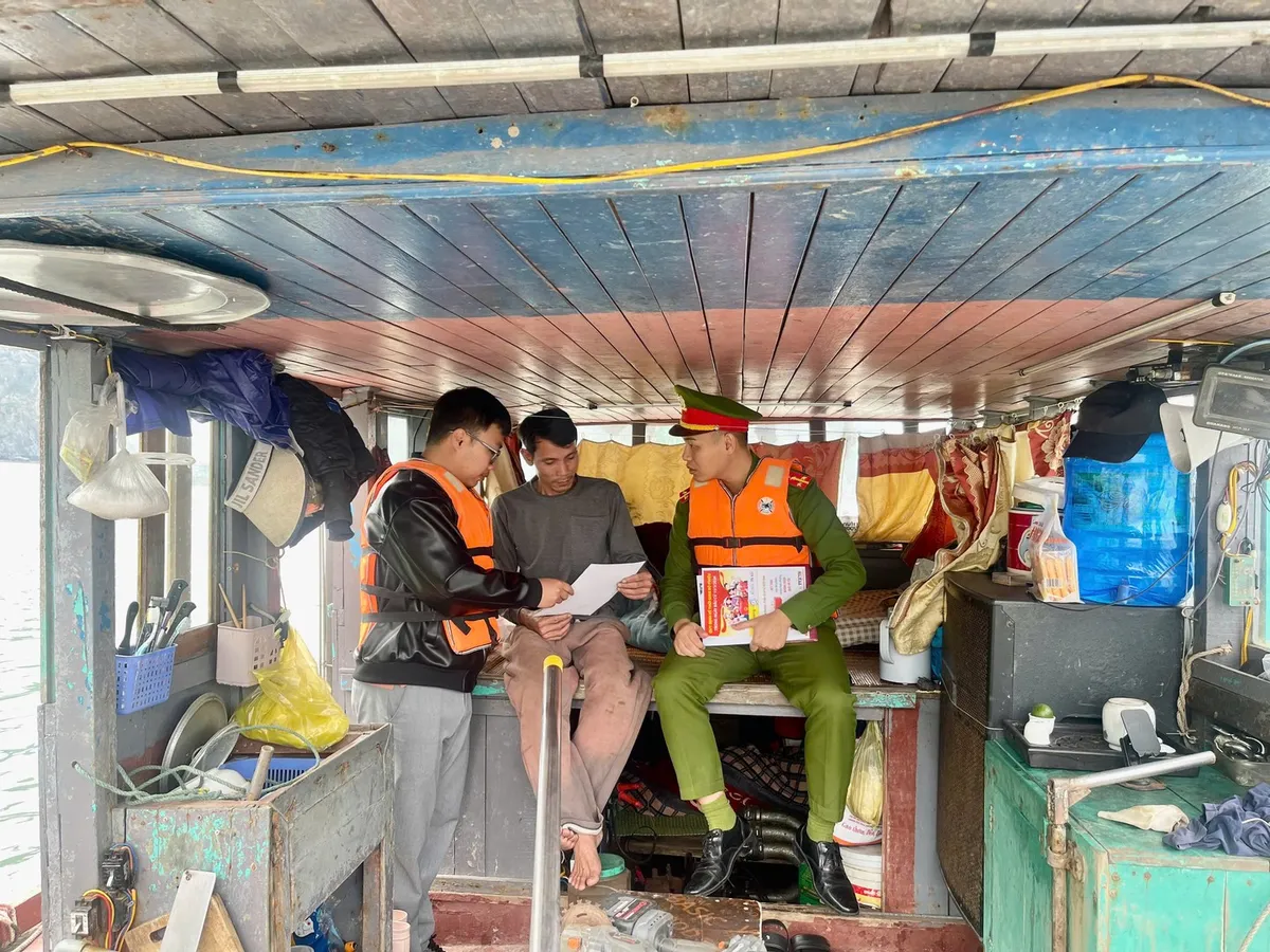 Phường Hồng Gai sẵn s&agrave;ng cho ng&agrave;y bầu cử 15/3, tăng cường tuy&ecirc;n truyền tới ngư d&acirc;n- Ảnh 1.