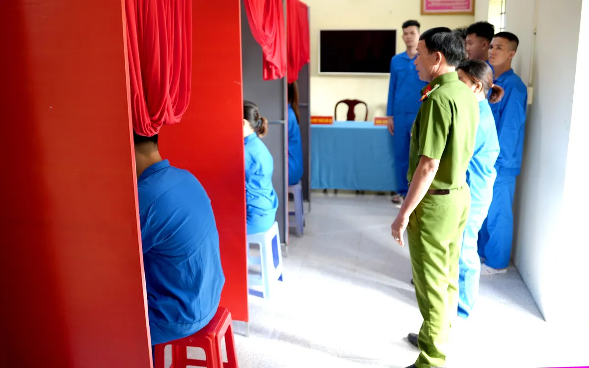 &ldquo;Cử tri đặc biệt&rdquo; tại trại tạm giam t&igrave;m hiểu quyền v&agrave; nghĩa vụ qua bầu cử - Ảnh 3.