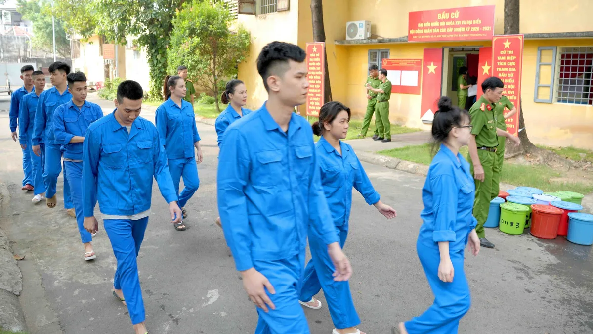 &ldquo;Cử tri đặc biệt&rdquo; tại trại tạm giam t&igrave;m hiểu quyền v&agrave; nghĩa vụ qua bầu cử - Ảnh 2.