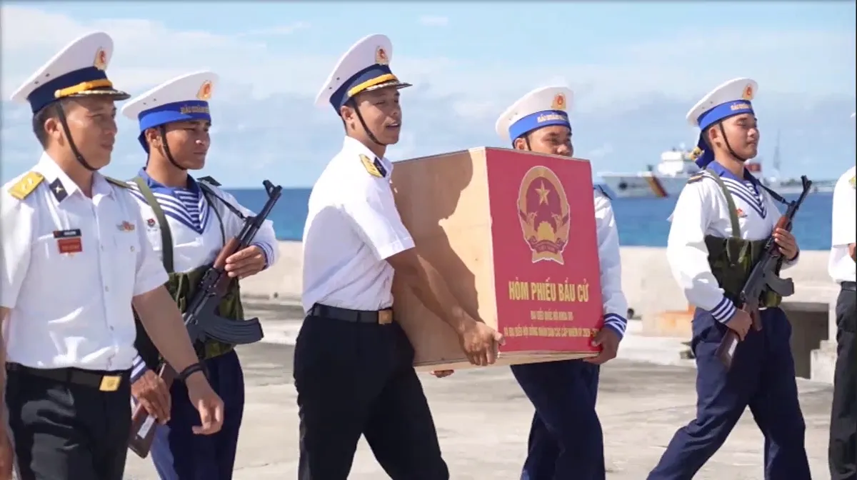 Đ&oacute;n xem ph&oacute;ng sự 'L&aacute; phiếu giữa tr&ugrave;ng khơi' tr&ecirc;n VTV1 - Ảnh 1.