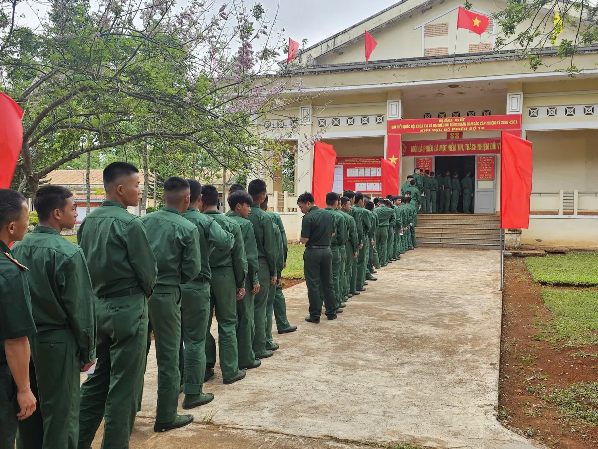 L&acirc;m Đồng: C&aacute;n bộ, chiến sĩ bi&ecirc;n ph&ograve;ng bỏ phiếu bầu cử sớm đại biểu Quốc hội kh&oacute;a XVI v&agrave; đại biểu HĐND c&aacute;c cấp nhiệm kỳ 2026 &ndash; 2031- Ảnh 1.