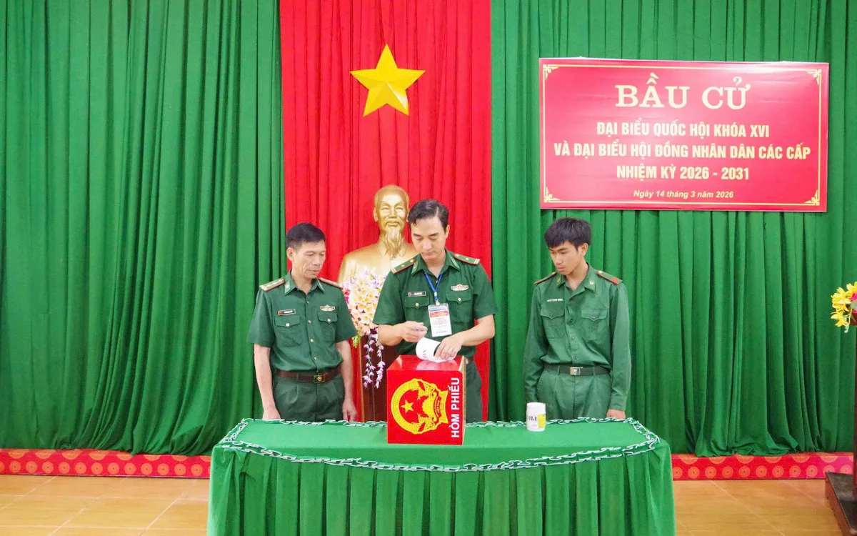 Cán bộ, chiến sỹ bỏ phiếu sớm tại khu vực bỏ phiếu số 37.