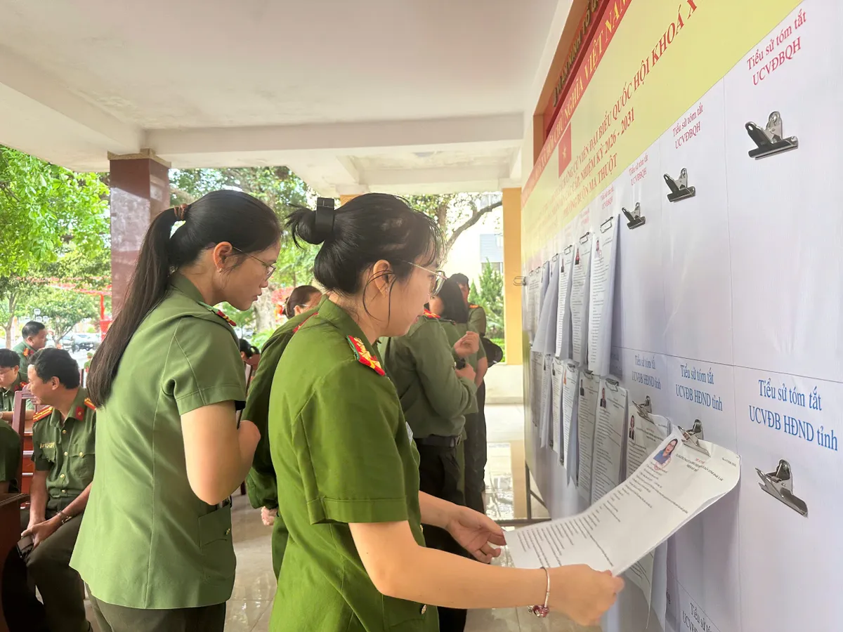 Công an Đắk Lắk bỏ phiếu sớm: Sẵn sàng tâm thế bảo vệ an ninh ngày bầu cử- Ảnh 1. Công an Đắk Lắk bỏ phiếu sớm: Sẵn sàng tâm thế bảo vệ an ninh ngày bầu cử- Ảnh 1.