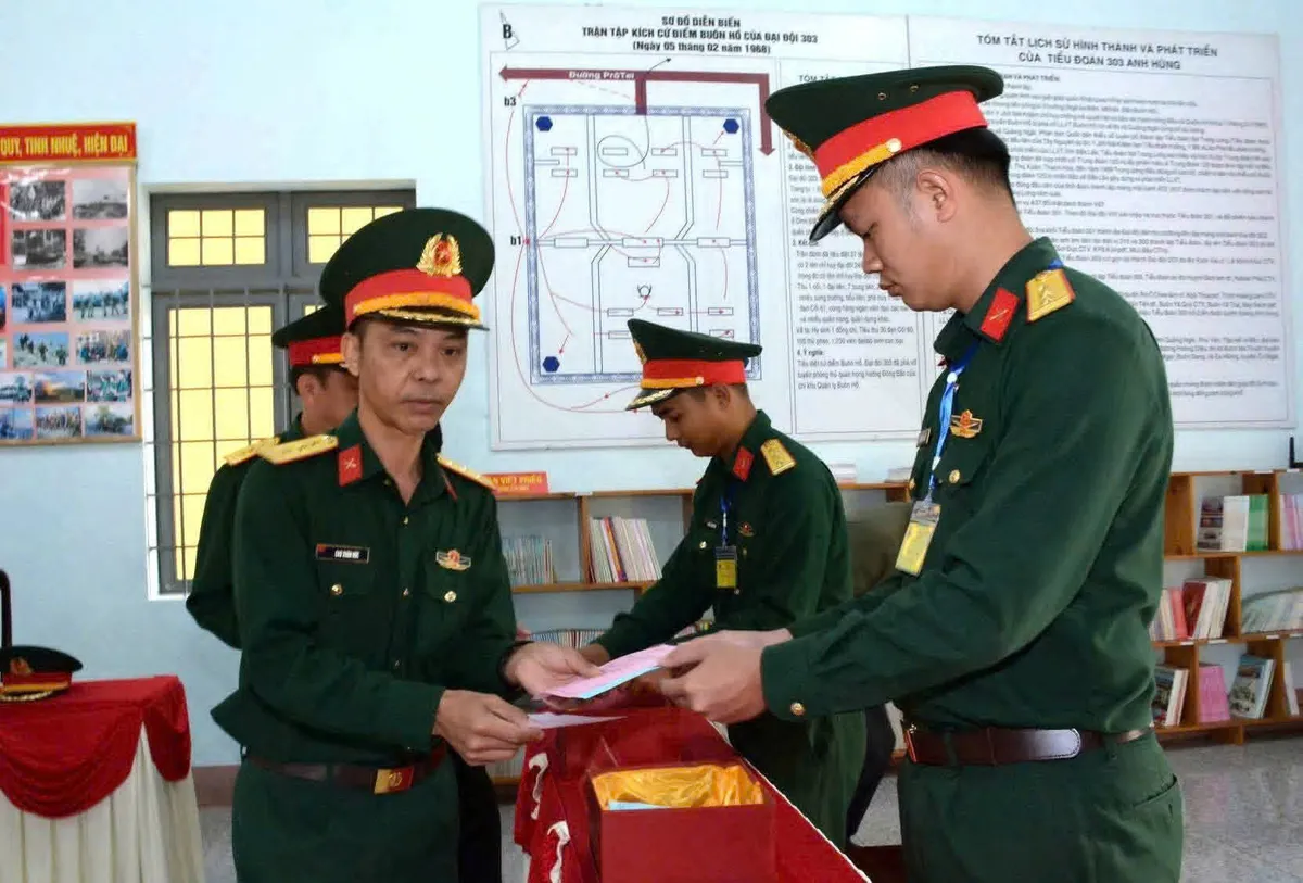 Cán bộ, chiến sĩ các đơn vị biên giới Đắk Lắk hoàn thành bầu cử sớm- Ảnh 4. Cán bộ, chiến sĩ các đơn vị biên giới Đắk Lắk hoàn thành bầu cử sớm- Ảnh 4.