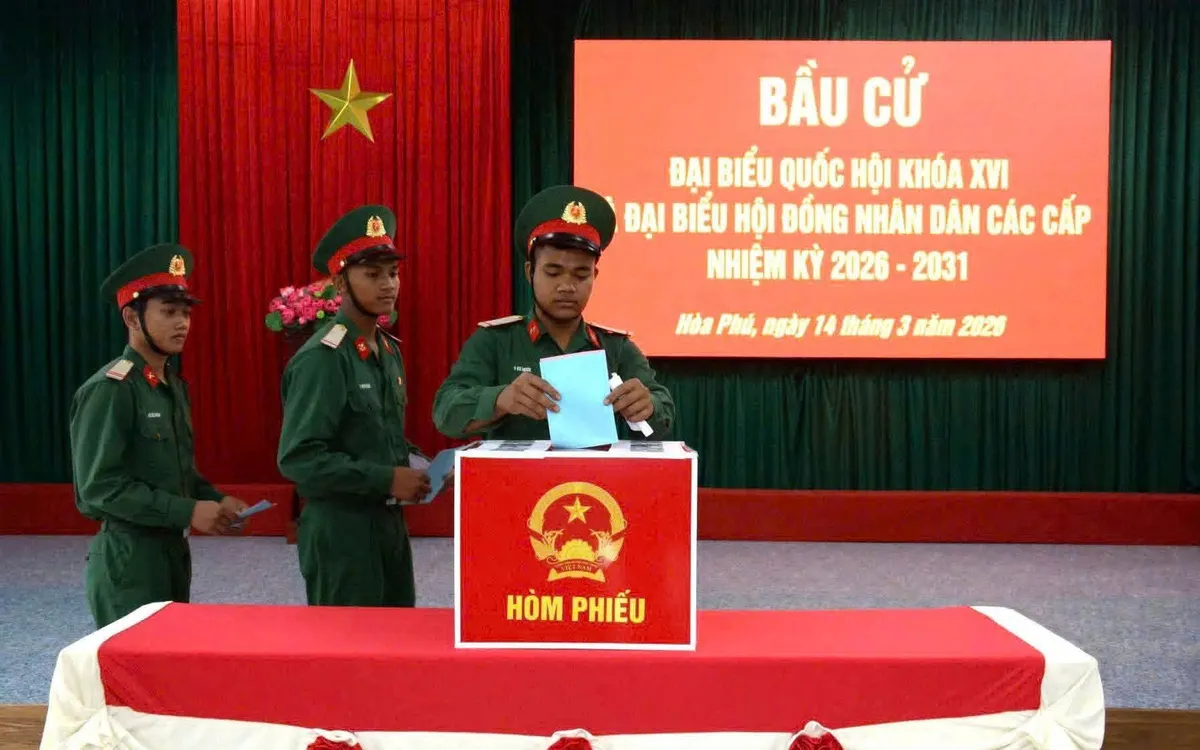 Cán bộ, chiến sĩ Tiểu đoàn 303, Trung đoàn 584 tham gia bầu cử.