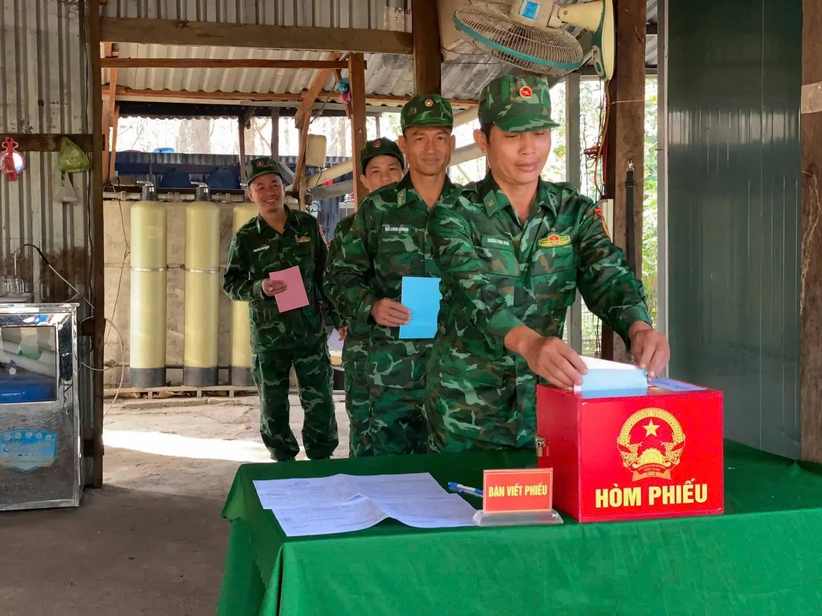 Cán bộ, chiến sĩ các đơn vị biên giới Đắk Lắk hoàn thành bầu cử sớm- Ảnh 2. Cán bộ, chiến sĩ các đơn vị biên giới Đắk Lắk hoàn thành bầu cử sớm- Ảnh 2.