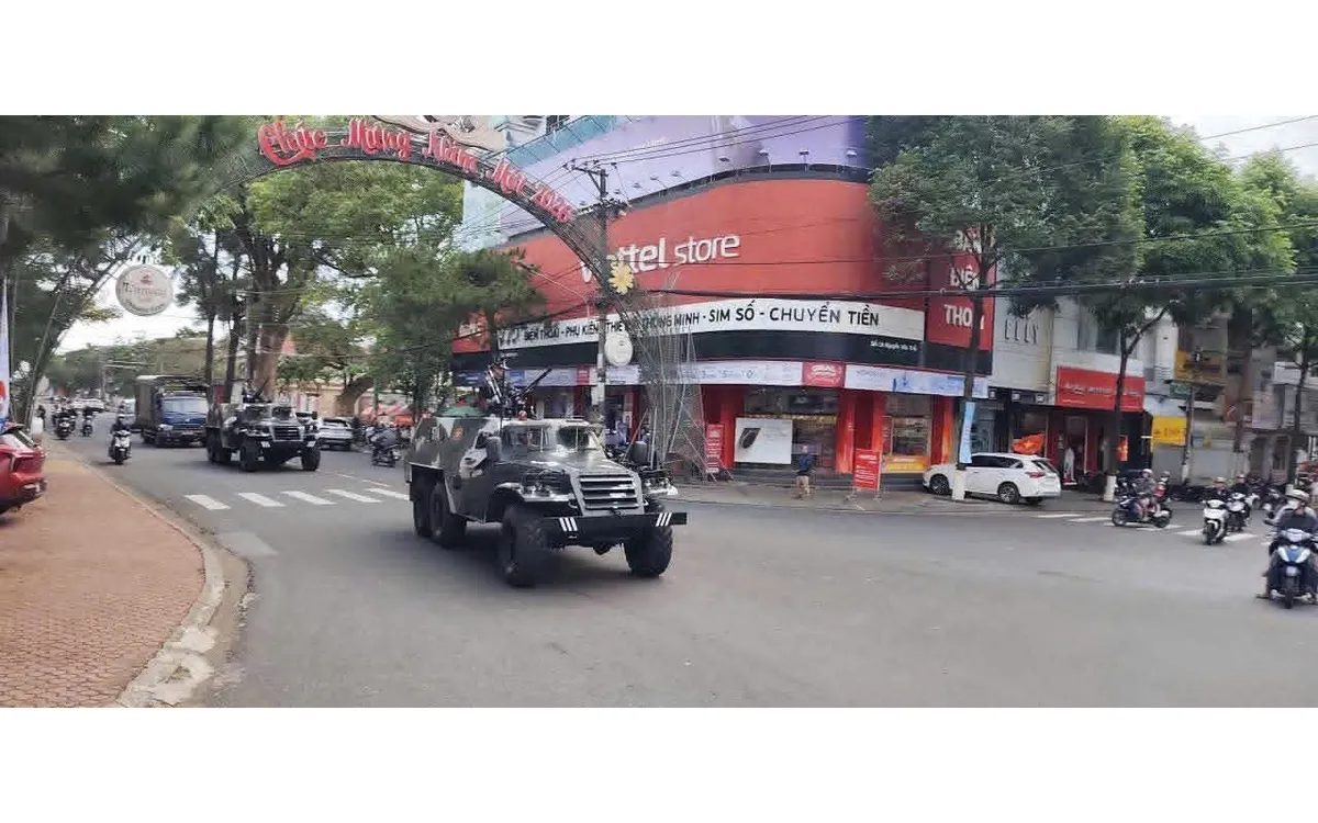 Các lực lượng của Bộ CHQS ở phía Tây tỉnh Gia Lai cơ động xe thiết giáp và phương tiện tuần tra trên địa bàn, sẵn sàng thực hiện nhiệm vụ bảo vệ an toàn cho bầu cử.