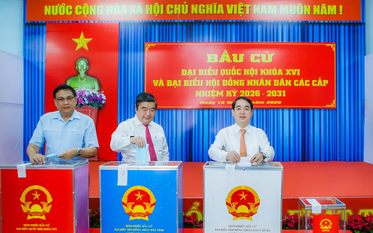 Đồng chí Nghiêm Xuân Thành - Ủy viên Trung ương Đảng, Bí thư Tỉnh ủy, Trưởng Ban Chỉ đạo Bầu cử tỉnh Khánh Hòa dự lễ khai mạc và bỏ phiếu bầu cử đại biểu Quốc hội khóa XVI và đại biểu HĐND các cấp nhiệm kỳ 2026 - 2031 tại Khu vực bỏ phiếu số 1.