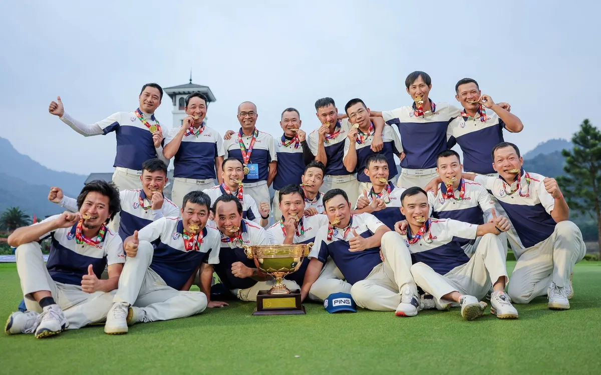 Chiếc cup vô địch dành cho đội Golf Miền bắc kết thúc 9 năm mong chờ