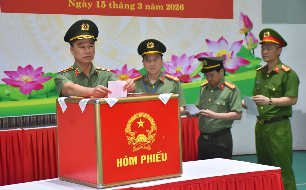 100% cử tri Công an tỉnh Thanh Hóa đã hoàn thành việc bỏ phiếu tại khu vực bỏ phiếu số 13, phường Hạc Thành - Ảnh 1.